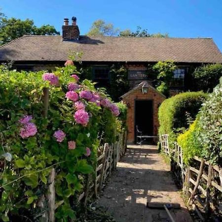 Ferienwohnung 17Th Century Boutique Getaway In The Countryside Martin Mill Exterior foto